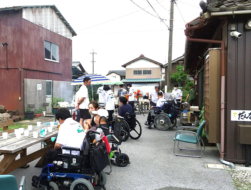 繋がる